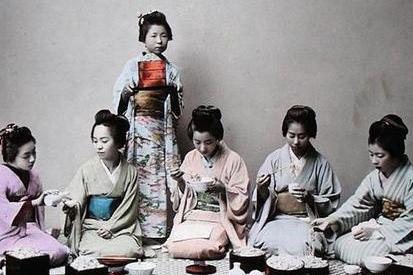 Young Japanese Girls Eating Noodles, c.1900 (hand coloured photo) od Japanese School, (20th century)