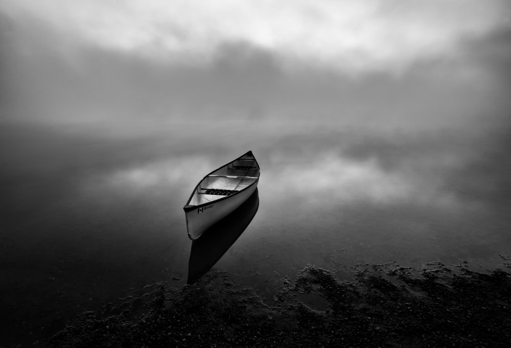 A lonely boat! od Jasmine Suo
