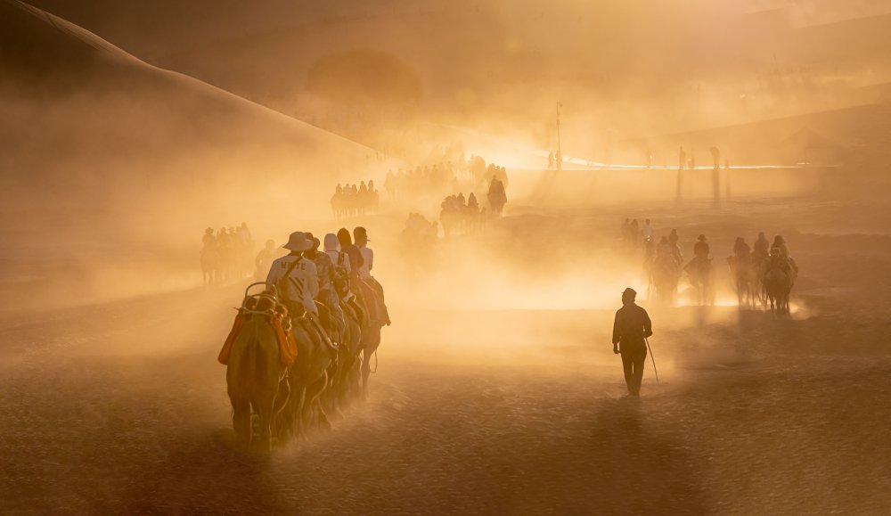 Camel Riding in the Gobi Desert (悠悠驼铃声） od Jianping Yang