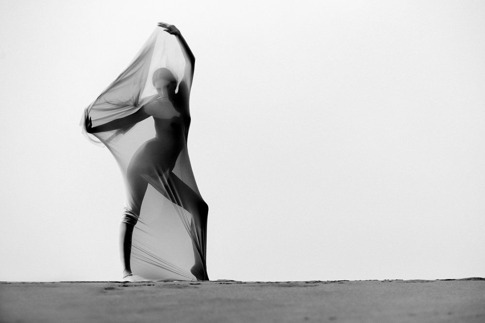 Rebecca in the dune od Joan Gil Raga