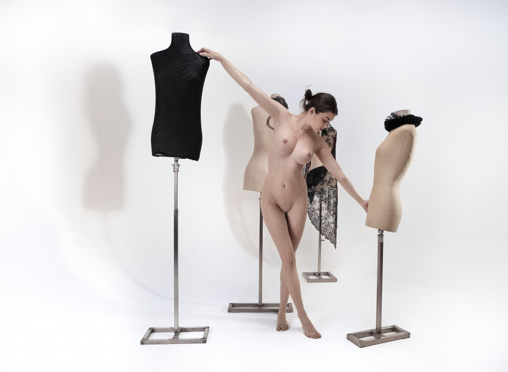 Sara with mannequins od Joan Gil Raga