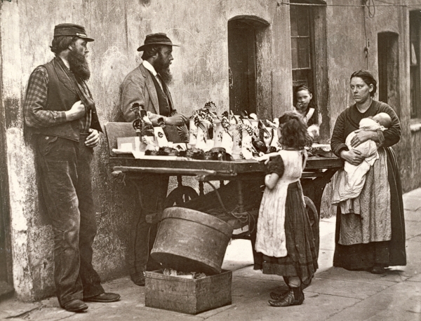 Dealer in Fancy Ware, 1876-77 (woodburytype)  od John Thomson
