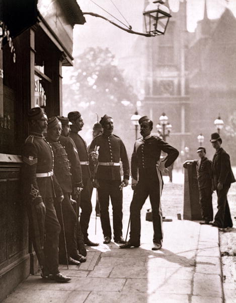 Recruiting Sergeants at Westminster, 1876-77 (woodburytype)  od John Thomson