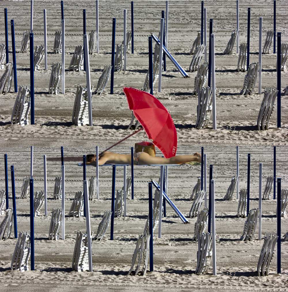 Composition of poles and chairs with red umbrella od Jois Domont