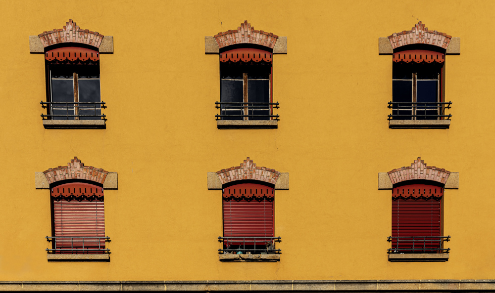 symmetrical windows on a warm background od Jois Domont ( J.L.G.)