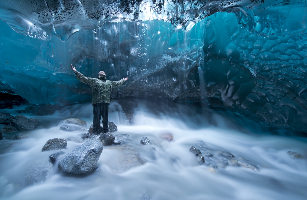 Self portrait under a glacier od Jonathan Tucker