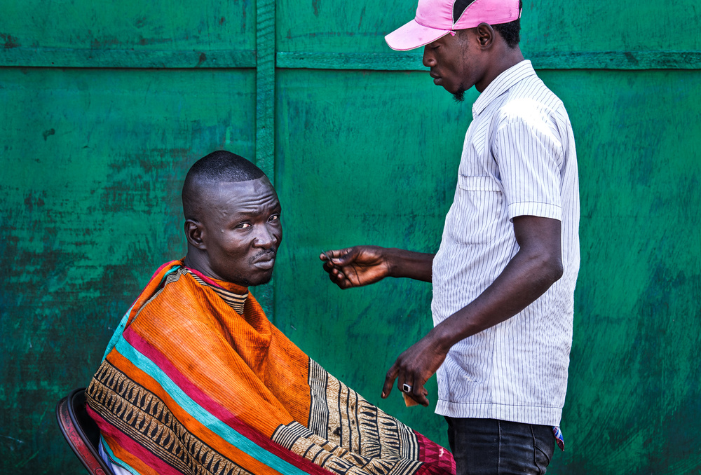At the hairdesser in the streets of Accra - Ghana od Joxe Inazio Kuesta Garmendia
