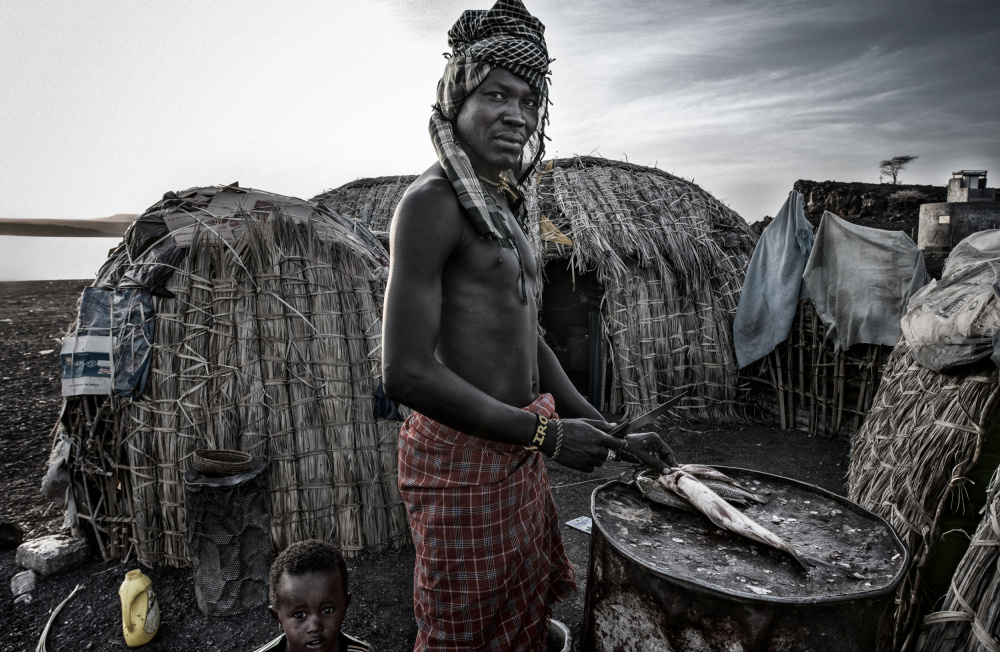 El Molo tribe man cleaning fish-Kenya od Joxe Inazio Kuesta Garmendia