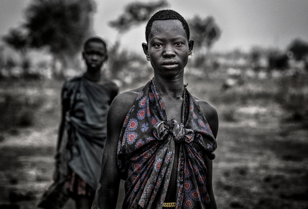 Mundari tribe woman in a cattle camp - South Sudan od Joxe Inazio Kuesta Garmendia