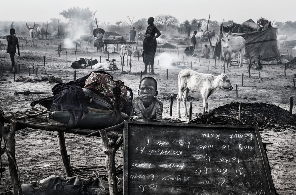 At a mundari cattle camp-II - South Sudan od Joxe Inazio Kuesta Garmendia