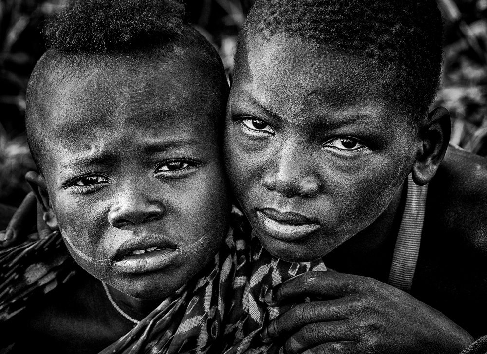 Surmi tribe children - Ethiopia od Joxe Inazio Kuesta Garmendia