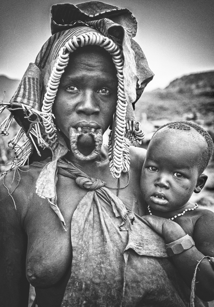 Mursi woman with her child (Omo Valley - Ethiopia) od Joxe Inazio Kuesta Garmendia