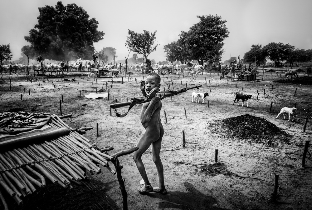 Imitating their elders - Mundari camp-South Sudan od Joxe Inazio Kuesta Garmendia