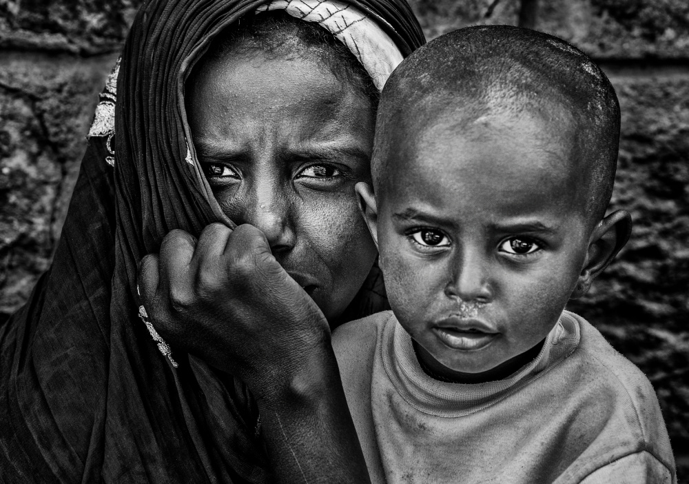 Homeless woman and her child in the streets of Addis Abbaba od Joxe Inazio Kuesta Garmendia