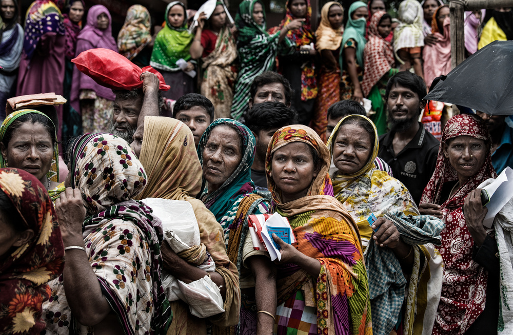 Queuing for some rice - Bangladesh od Joxe Inazio Kuesta Garmendia