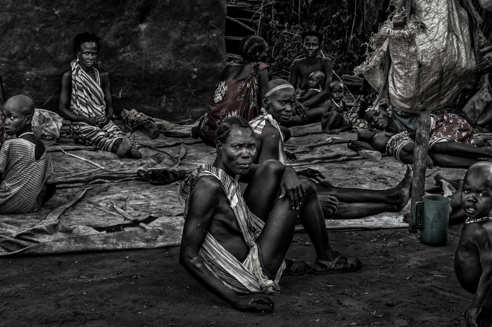 South Sudanian people having a rest near a market. od Joxe Inazio Kuesta Garmendia