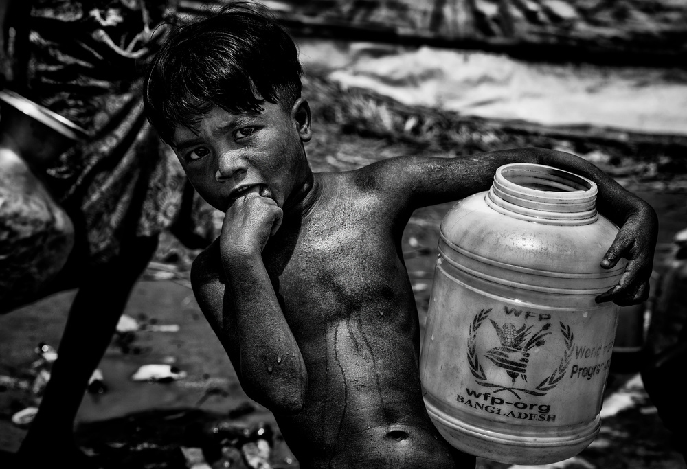 Going for water in a rohingya refugee camp - Bangladesh od Joxe Inazio Kuesta Garmendia