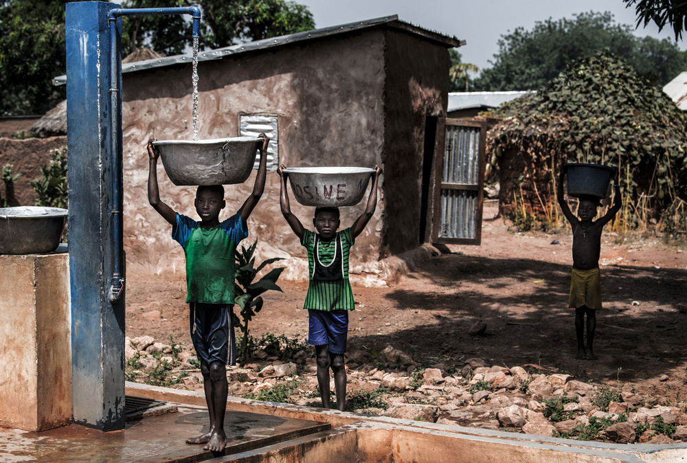 Water supply in a village in Benin od Joxe Inazio Kuesta Garmendia