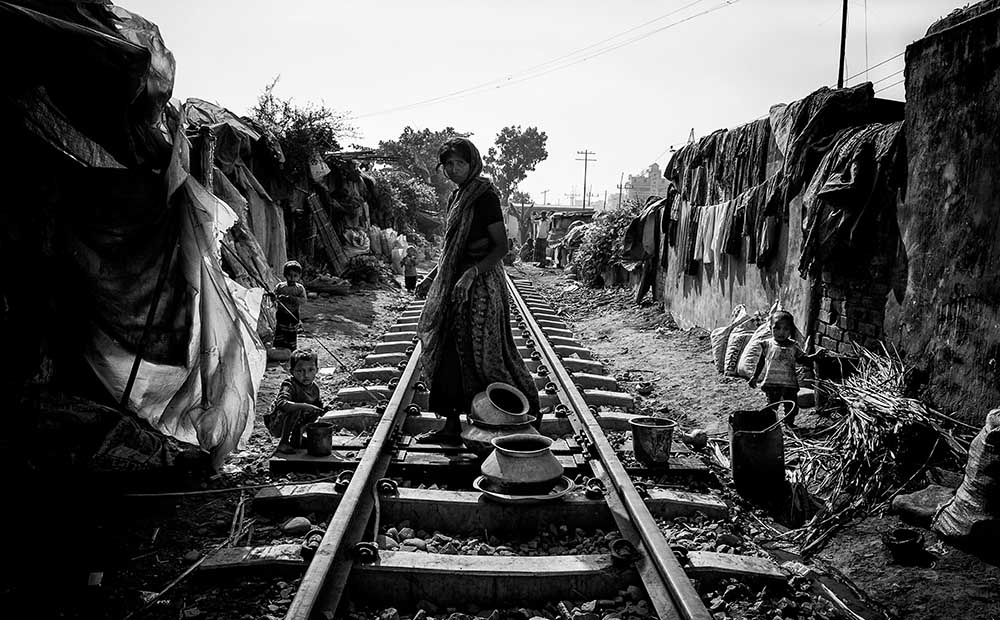 A scene of life on the train tracks - Bangladesh od Joxe Inazio Kuesta