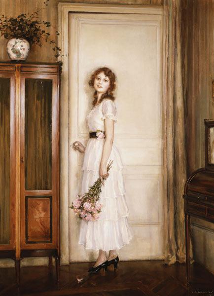 Junge Frau mit einem Rosenstrauß an einer Tür
