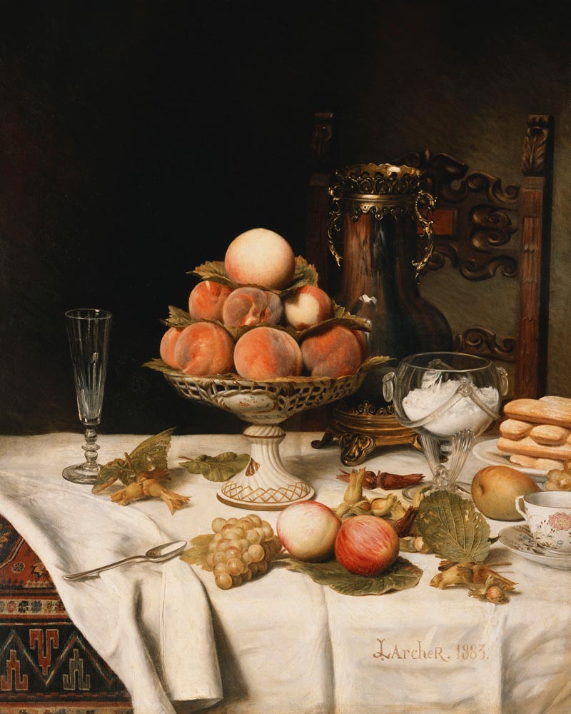 Pfirsiche in einer Obstschale, Trauben, Äpfel, Haselnüsse und Gebäck auf einem gedeckten Tisch od Jules Larcher