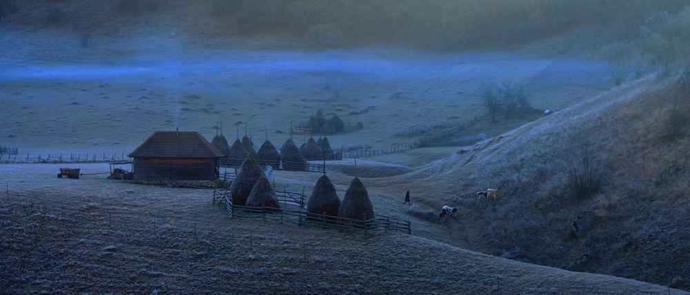 Early morning village od Julien Oncete