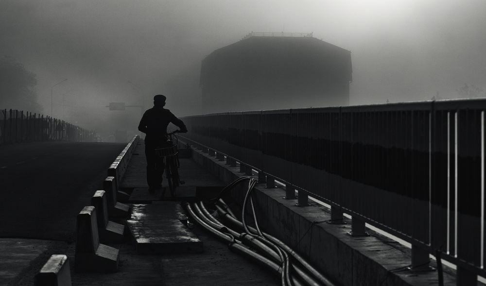 Misty bridge series IV od Julien Oncete