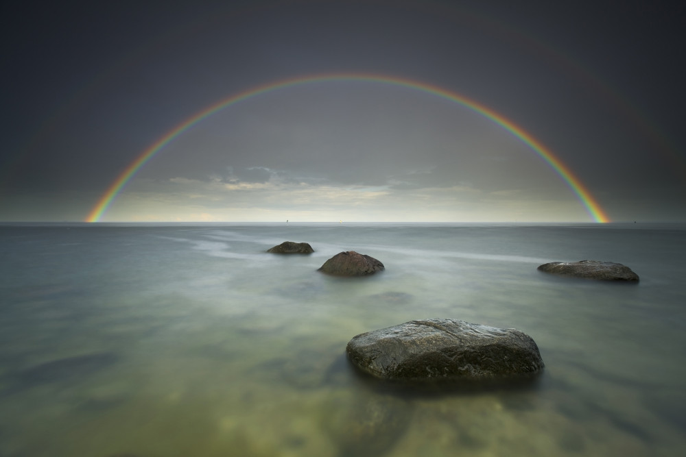 Rainbow on the Sea od Karol Nienartowicz