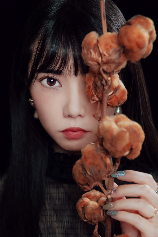 dried flowers and girl od Kazuya Hashizume