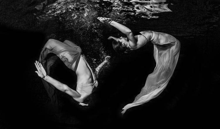 Grace Underwater od Ken Kiefer
