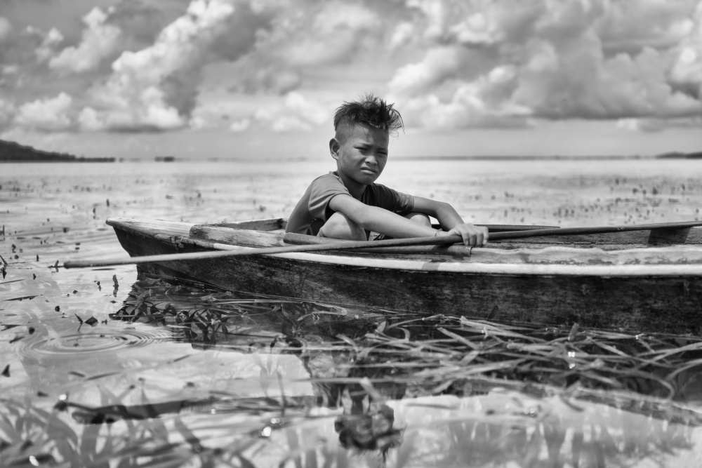 Boy in a Canoe od Kieron Long