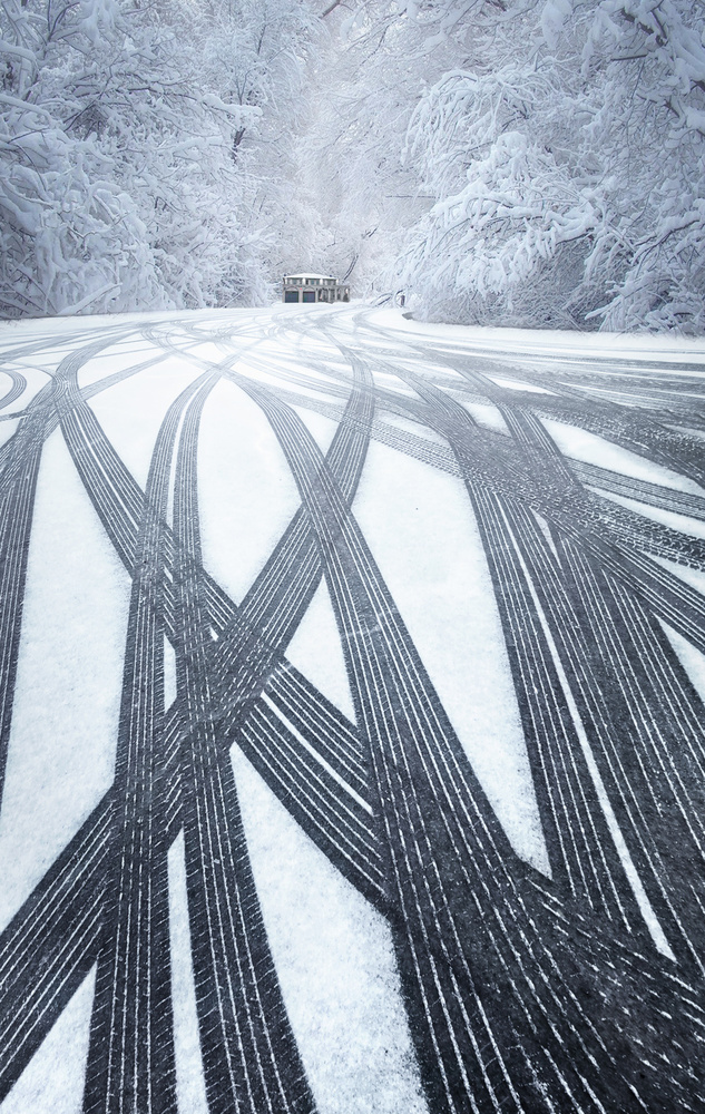Wheel tracks in snow od Larry Deng