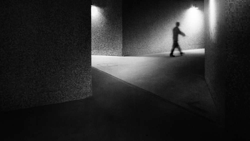 Emptiness Corridor od Laura Mexia