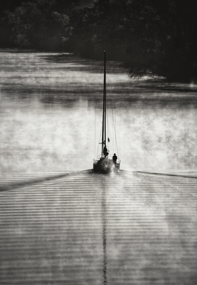 Sailing on the smoky river... od Liyun Yu