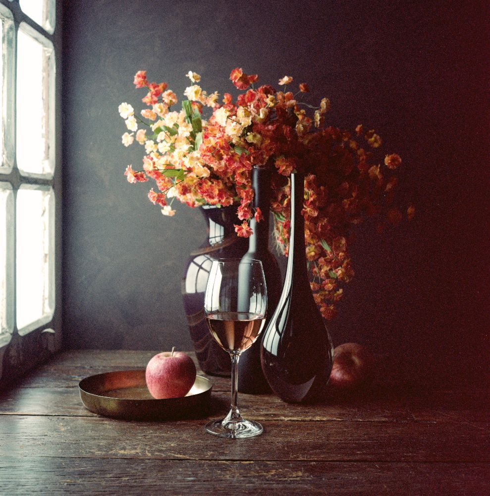 Still Life with Wine and an Apple od Luiz Laercio