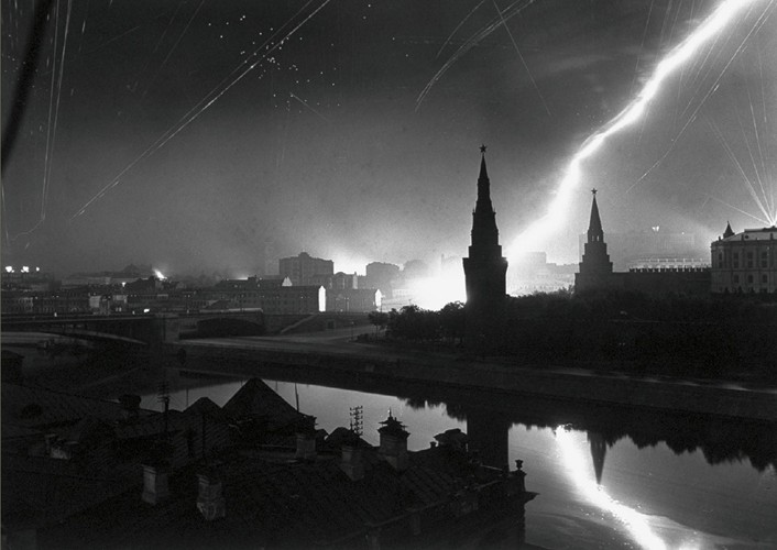 Air Raid over the Kremlin, Moscow, 1941 od Ma Bourke-white