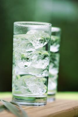 Mineralwasser mit Eiswürfeln