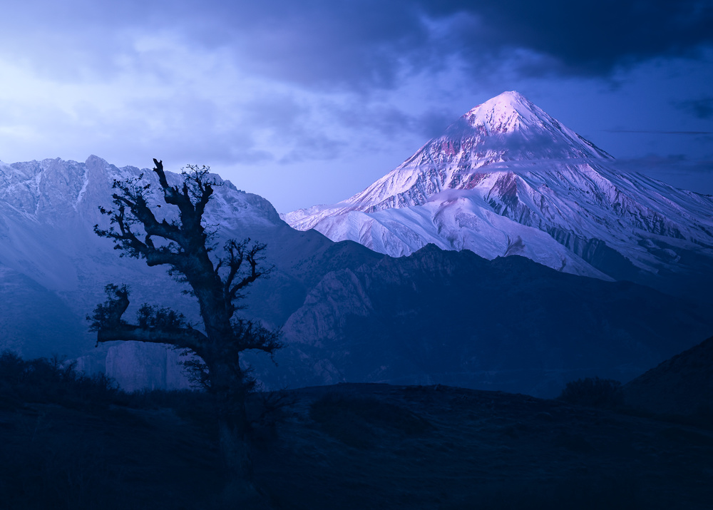 Mount Damavand in Blue Moments od Majid Behzad