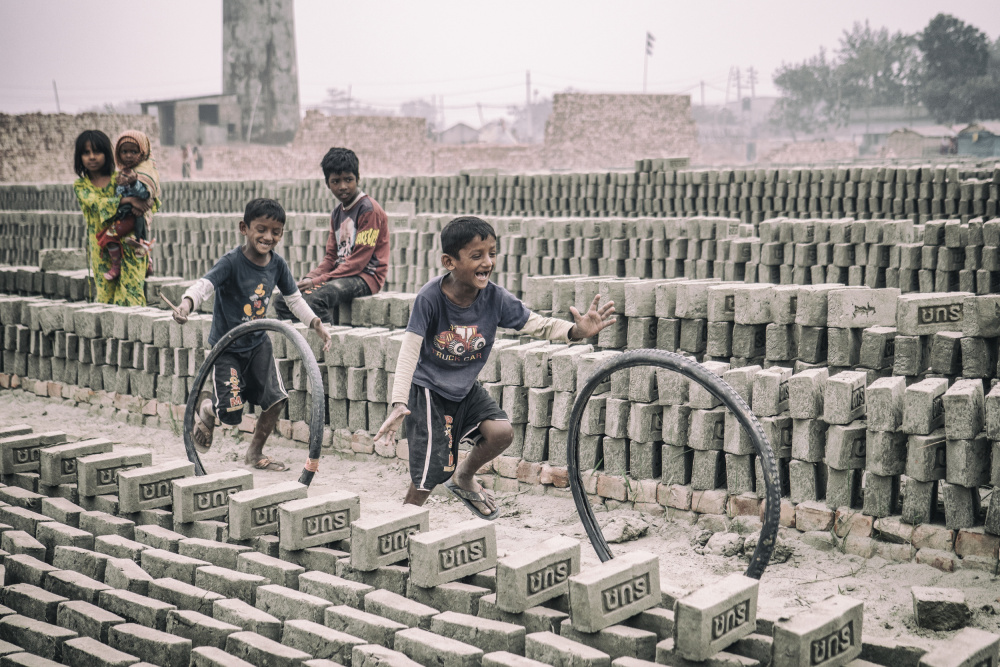 Children games at brickyard in Dhaka od Marcel Rebro