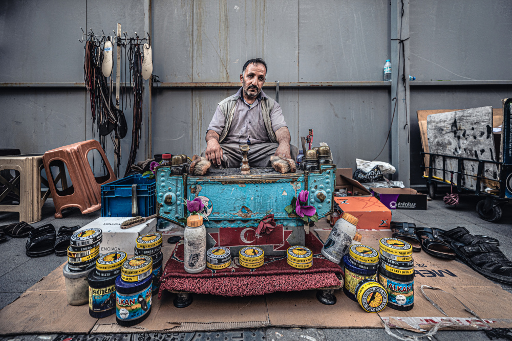 Street cobbler od Marco Tagliarino