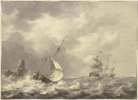 Drei Schiffe und Boot nach rechts, viertes Boot ist in die Brandung eines Felsens geraten.