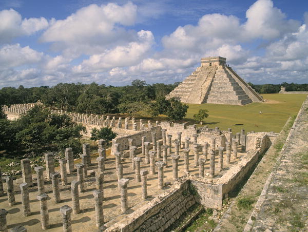View of Temple of the 1000 Columns with the Pyramid of Kuculcan (photo)  od Mayan