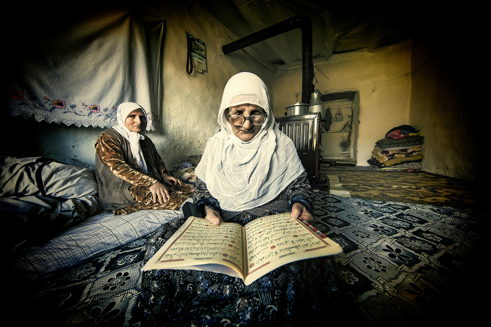 The old woman is reading the Koran. od Mehmet Çetin