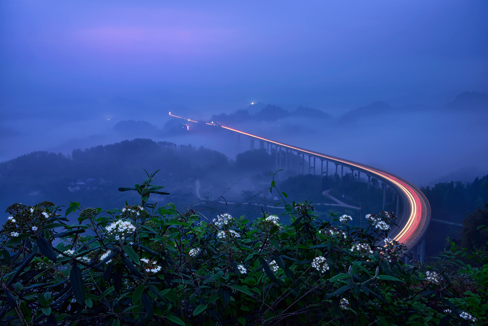 Bridge in Blue Hour od Mei Xu