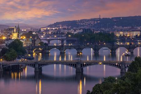 Večerní pohled na vltavské mosty v Praha