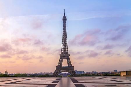 Eiffelova věž v Paříži při východu slunce