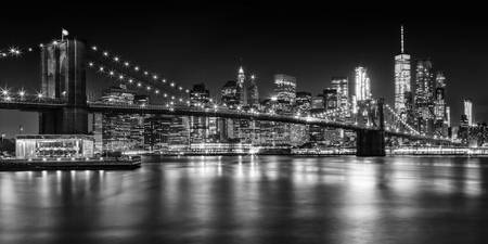 MANHATTAN SKYLINE & BROOKLYN BRIDGE Idylický noční pohled | Panorama Monochrome