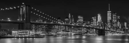 MANHATTAN SKYLINE & BROOKLYN BRIDGE Dojmy v noci | Panoramatické jednobarevné