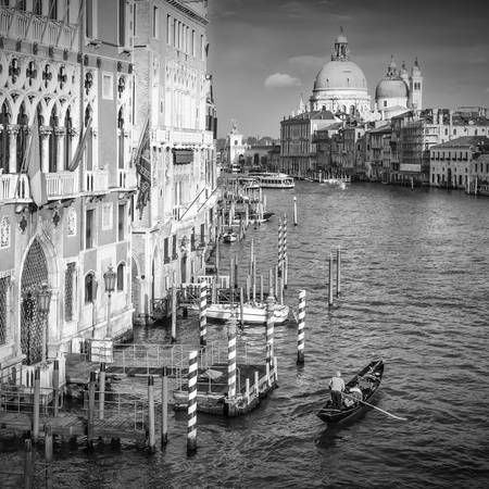 Benátský Canal Grande & Santa Maria della Salute | Monochromatické fotografie 