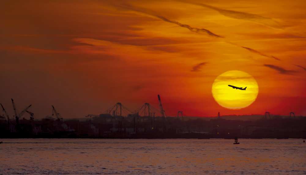 Sunset: New York Harbor od Michael Castellano